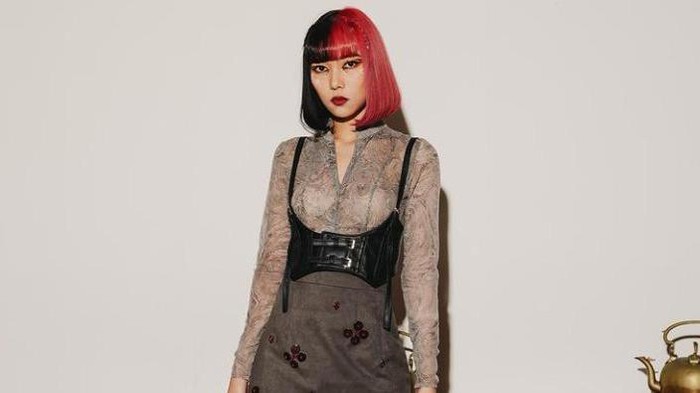 Memesona dengan Warna Rambut yang Berani, Intip Gaya Edgy ala Isyana Sarasvati Memesona dengan Warna Rambut yang Berani, Intip Gaya Edgy ala Isyana Sarasvati