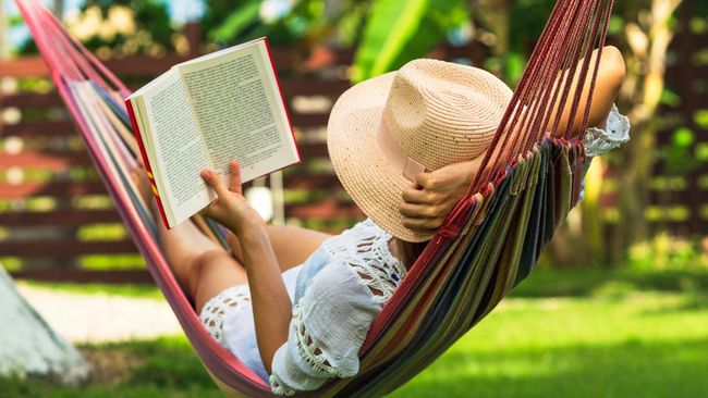 Membaca novel bisa menjadi kegiatan asyik untuk menghabiskan libur akhir tahun. Berikut rekomendasi novel untuk bacaan libur Nataru.