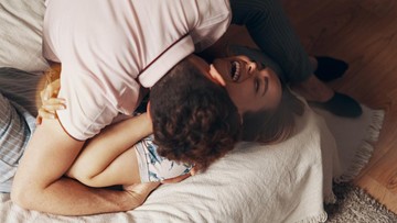 DUDUK HINGGA PINGGIR KASUR BUN