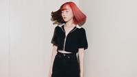 <p>Tak hanya soal potongan, ia juga membuat rambut setengahnya diwarnai merah terang dan sisanya dibiarkan tetap hitam. (Foto: Instagram @isyanasarasvati)</p><p></p>