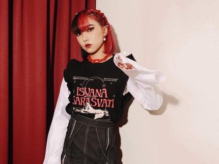7 Potret Isyana Sarasvati dengan Rambut Eksentrik Merah & Hitam, Tuai Pujian Bun