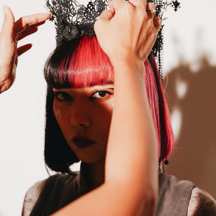 <p>Tentu saja, gaya rambut Isyana ini membuat netizen meninggalkan banyak komentar. Menurut mereka, gaya rambut tersebut membuatnya terlihat lebih fresh dan keren, "Gilaaaaaa keren bangetttttttt," tutur akun @ayas****. (Foto: Instagram @isyanasarasvati)</p><p></p>