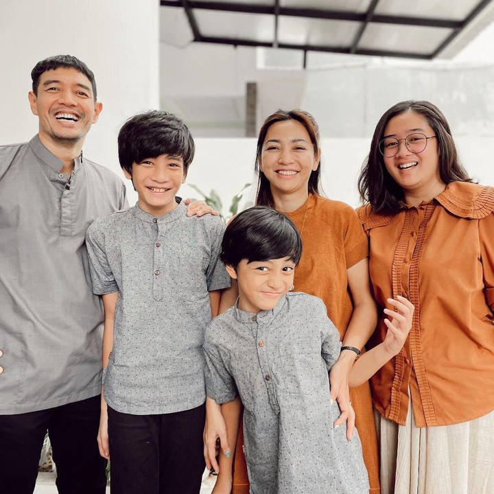 <p>Hesti termasuk salah satu artis yang tak jarang membagikan potret kebersamaannya bersama keluarga di media sosialnya. Dari beberapa potret tersebut, Hesti kerap dianggap awet muda, pasalnya anak-anak sudah bertumbuh remaja dan dewasa. (Foto: Instagram@hestipurwadinata)</p>