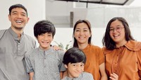 <p>Hesti termasuk salah satu artis yang tak jarang membagikan potret kebersamaannya bersama keluarga di media sosialnya. Dari beberapa potret tersebut, Hesti kerap dianggap awet muda, pasalnya anak-anak sudah bertumbuh remaja dan dewasa. (Foto: Instagram@hestipurwadinata)</p>
