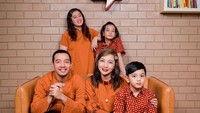 <p>Keluarga harmonis yang satu ini selalu tampil kompak mengenakan pakaian yang senada, seperti potret yang satu ini. (Foto: Instagram@hestipurwadinata)</p>