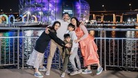 <p>Berfoto bersama keluarga, membuat Hesti terlihat seperti adik-kakak dengan anak-anaknya, ya, Bunda. (Foto: Instagram@hestipurwadinata)</p>