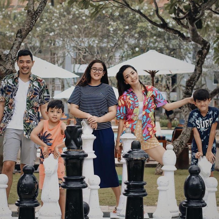 <p>Tak heran bila dipuji awet muda, ibu 3 anak yang satu ini selalu bergaya dan mengenakan pakaian seperti anak remaja, ya, Bunda. (Foto: Instagram@hestipurwadinata)</p>