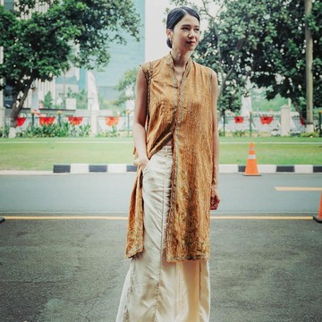 Simak Gaya Laura Basuki, Ikon Indonesia Bertutur 2022 yang Stylish