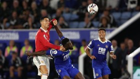 Untung-Rugi Ronaldo Bertahan di MU