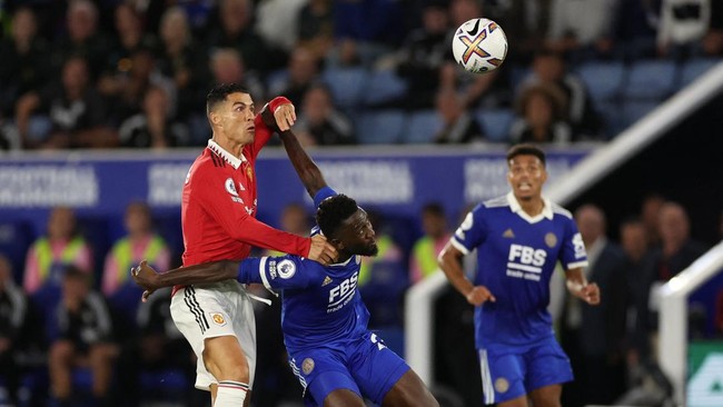 Cristiano Ronaldo resmi bertahan di Manchester United. Keputusan itu berbuah untung dan rugi bagi pemilik lima Ballon d'Or itu.