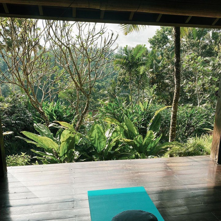 <p>Aktivitas Maudy dan Jesse sebagian besar memang menikmati alam bebas, Bunda. Mereka juga terlihat lebih banyak berjalan menapaki tanah sambil menghirup udara bebas. (Foto: Instagram @maudyayunda)<br /><br /><br /></p>