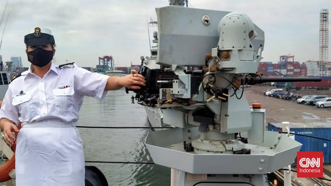 Komandan kapal perang HMCS Winnipeg Kanada, Annick Fortin, menceritakan peran dirinya sebagai pemimpin armada kapal itu dari kaum perempuan.