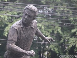 Terungkap! Patung Persib Bukan Sosok Ajat atau Robby Darwis