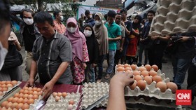 FOTO: Ramai Warga Serbu Operasi Pasar Telur Rp27 Ribu per Kg