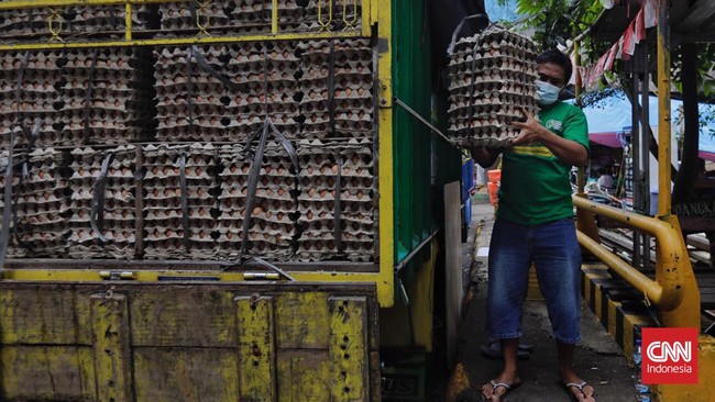 Mayoritas harga pangan melonjak pada awal pekan ini, khususnya telur ayam yang tembus Rp30 ribuan per kg.