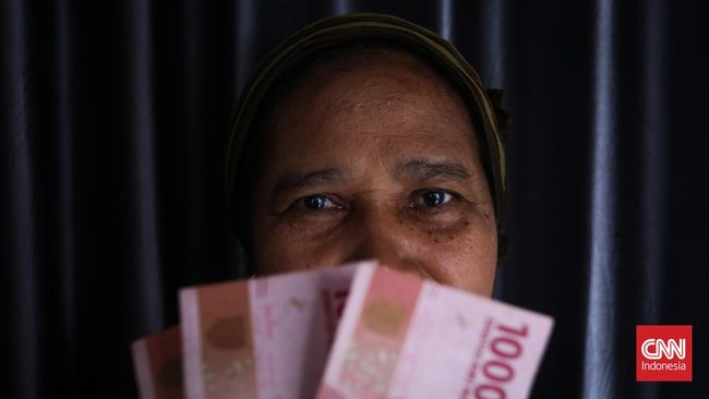 Untuk memastikan pencairan bantuan tersebut, berikut cara cek bansos PKH dan BPNT yang bisa dilakukan hanya lewat hp.