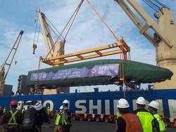 Penampakan Kereta Cepat Jakarta-Bandung Tiba di Tanjung Priok