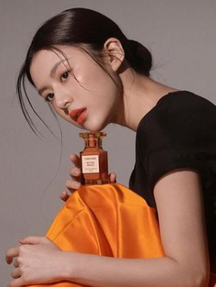 Selain jago akting, Go Yoon Jung juga memiliki visual menarik sehingga sering ditunjuk sebagai brand ambassador berbagai produk kecantikan, lho./ foto: instagram.com/goyounjung