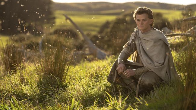 Robert Aramayo curhat soal tanggung jawab Elrond muda dalam The Rings of Power dan kekagumannya pada Hugo Weaving The Lord of the Rings.