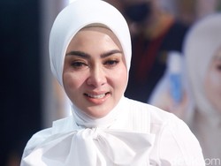 Gaya Syahrini Tenteng Tas Mini Berbentuk Unik yang Harganya Ternyata Rp 1 M