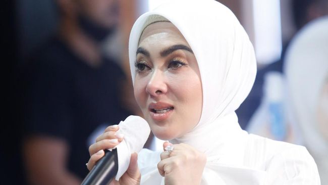 Lama tak muncul di layar kaca, Syahrini tetap terlihat 'sesuatu.' Dia masih terlihat awet muda walaupun telah memasuki usia kepala empat. Apa rahasianya?