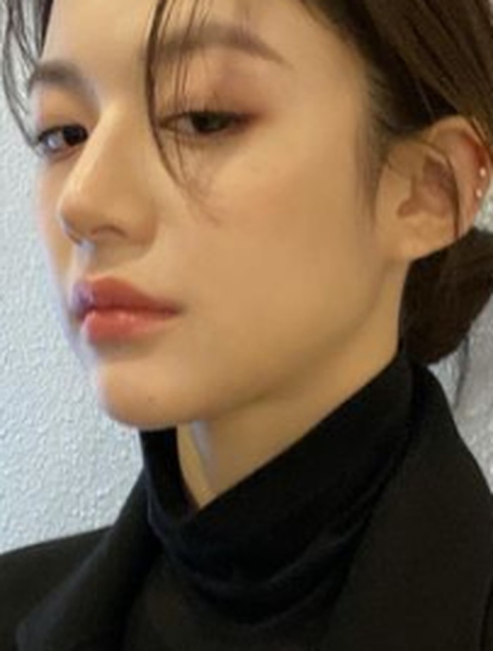 Tahun 2019, Go Yoon Jung menjajal dunia akting dengan bermain dalam drama 'He is Psychometric'. Setelah itu, ia banyak menerima tawaran judul film dan drama terkenal./ foto: instagram.com/goyounjung