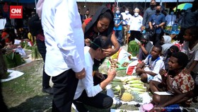 VIDEO: Momen Jokowi Tiba-tiba Dikalungkan Noken oleh Mama Papua