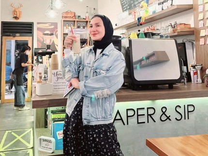7 Potret Gaya Berhijab Wanda Hamidah, Stylish Bun!