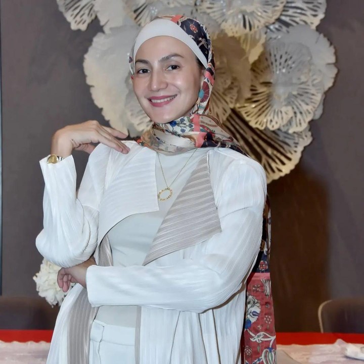 <p>Melalui media sosial Instagram, Wanda kerap membagikan potret terbarunya dalam balutan hijab. Penampilannya pun menuai banyak perhatian dari publik. (Foto: Instagram @wanda_hamidah)<br /><br /><br /></p>