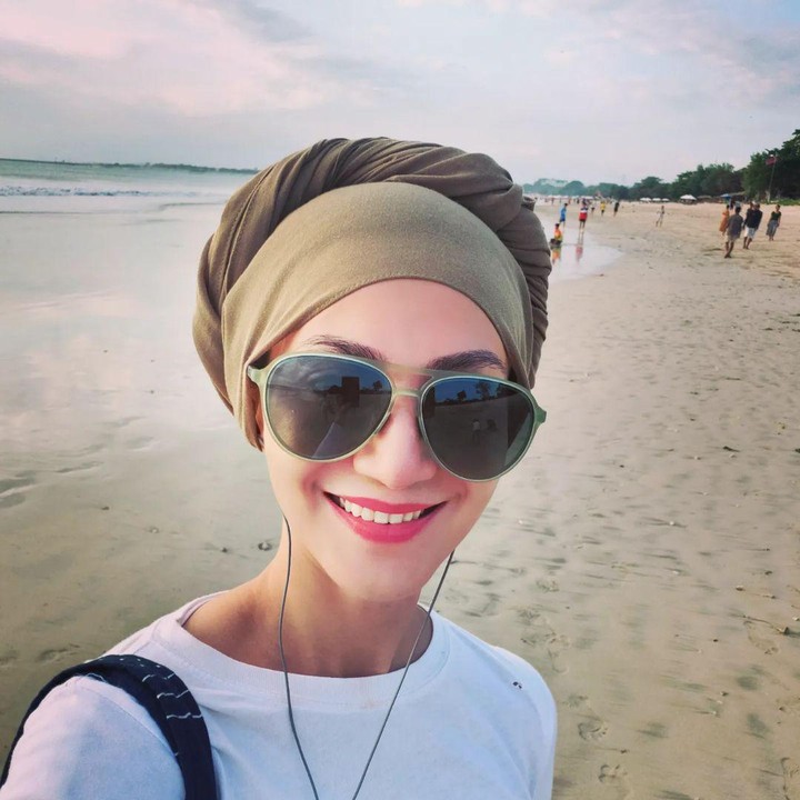 <p>Gaya berhijab Wanda juga selalu stylish lho, Bunda. Salah satunya dengan turban berikut. "Kerennn pake turban...," tulis akun @buna***.(Foto: Instagram @wanda_hamidah)<br /><br /><br /></p>
