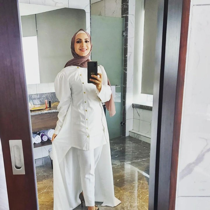 <p>Kali ini Wanda Hamidah terlihat memadukan busana berwarna putih dengan hijab cokelat. Terlihat anggun ya, Bunda. (Foto: Instagram @wanda_hamidah)<br /><br /><br /></p>