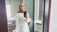 <p>Kali ini Wanda Hamidah terlihat memadukan busana berwarna putih dengan hijab cokelat. Terlihat anggun ya, Bunda. (Foto: Instagram @wanda_hamidah)<br /><br /><br /></p>