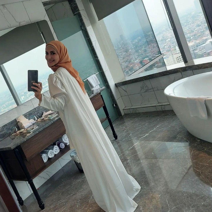 <p>Dari beberapa gaya berhijab Wanda Hamidah berikut, model mana yang jadi favorit dan menurut Bunda paling cocok untuknya? (Foto: Instagram @wanda_hamidah)</p>