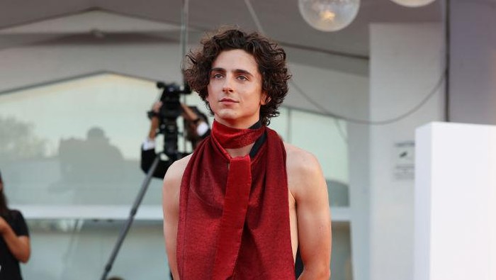 Timothee Chalamet Terpilih Jadi Bintang Iklan Parfum Bleu de Chanel