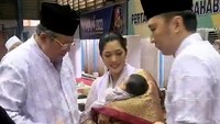 <p>Setelah Ibas, sosok Presiden RI ke-6, Susilo Bambang Yudhoyono, juga ikut serta memotong sedikit rambut cucunya. Tak ketinggalan SBT juga ikut memberikan doa dan harapan untuk sang cucu. (Foto: Instagram @jejak.eby, @ruby_26)<br /><br /><br /></p>