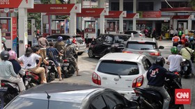 Geger Istri Brimob Polda Riau Naik Fortuner Serobot Antrean di SPBU