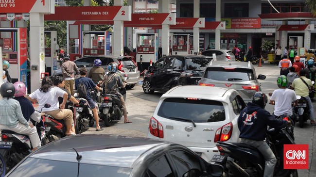 Harga BBM jenis Pertamax turun menjadi Rp13.900 per liter, berlaku mulai Sabtu (1/10). Harga Pertamax Turbo juga turun menjadi Rp14.950 per liter.