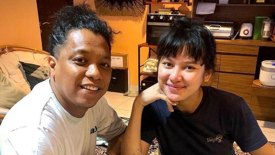 Galeri Indah Permatasari Indah Permatasari dan Arie Keriting Saat Makan Romantis hingga Jualan Pisang