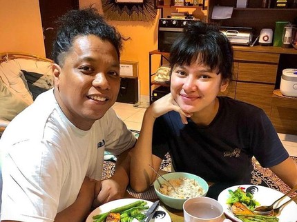 Rumah Mewah Indah Permatasari dan Arie Kriting Hampir Usai, Istri Tersenyum Bahagia