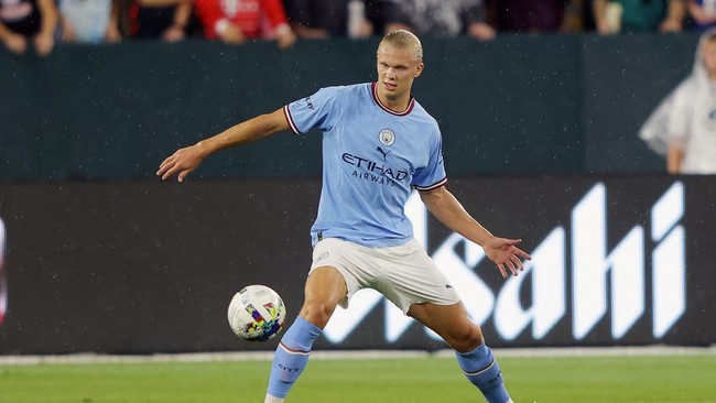 Erling Haaland sukses mencetak dua gol di Liga Champions, Rabu (7/9) dini hari WIB yang membuatnya mengalahkan pencapaian Cristiano Ronaldo dan Lionel Messi.