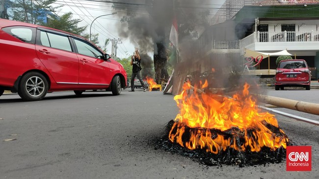 HMI Makassar merespons kenaikan harga Pertalite dan Solar dengan membakar ban bekas dan memblokade jalan.