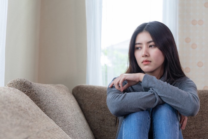 Jika pria tua yang lebih dulu kamu lihat, artinya kamu sosok pendiam yang menyimpan beban emosional. Mulai dari karena pengalaman masa lalu, ketakutan, hingga masalah yang belum terselesaikan dengan baik.
