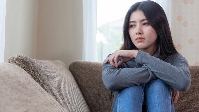 Jika pria tua yang lebih dulu kamu lihat, artinya kamu sosok pendiam yang menyimpan beban emosional. Mulai dari karena pengalaman masa lalu, ketakutan, hingga masalah yang belum terselesaikan dengan baik.