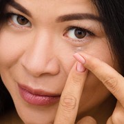 6 Kebiasaan Sehari-hari yang Membuat Pemakaian Lensa Kontak Jadi Berbahaya Bagi Mata