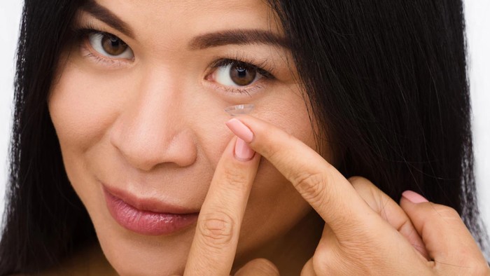 6 Kebiasaan Sehari-hari yang Membuat Pemakaian Lensa Kontak Jadi Berbahaya Bagi Mata
