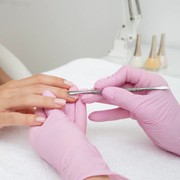 Jarang Disadari, 6 Kebiasaan Ini Bisa Bikin Kuku Rusak! Cuci Piring Termasuk, Lho