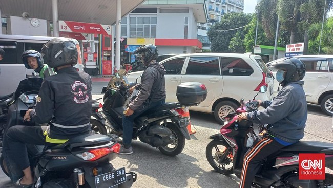Antrean di sejumlah SPBU di Tangerang Selatan terlihat mengular meski harga BBM jenis pertalite dan solar resmi naik sejak dua pekan lalu.