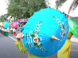 Semarak Parade Payung di Solo