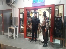 Polisi Patroli SPBU di Cibinong Bogor Pasca Kenaikan Harga BBM
