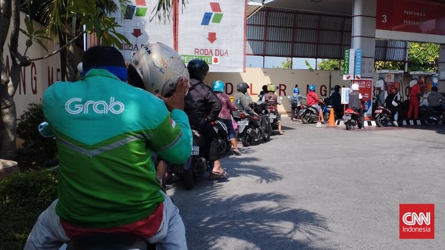 Keributan dipicu seorang pengendara motor yang enggan masuk antrean saat membeli bahan bakar Pertamax.